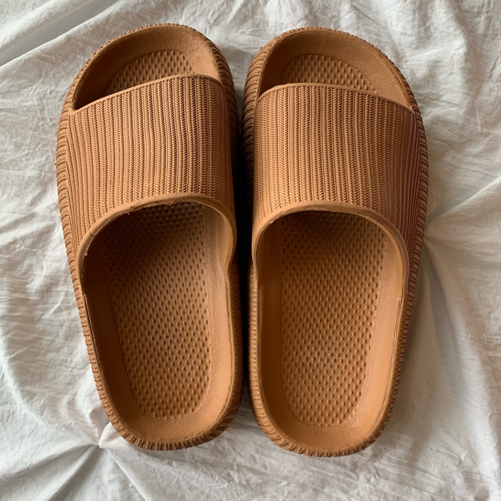 Popular cloud cushion slide dupe, size “medium” I wear a size 7 and they fit me